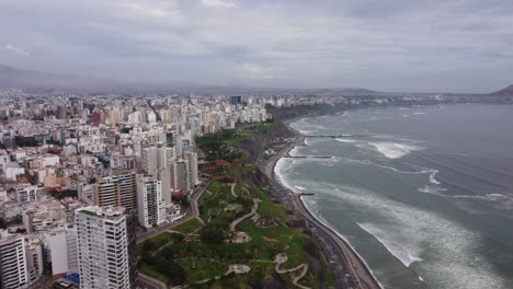 área-Costera-Llamada-&quot;costa-Verde&quot;-Con-Colinas-Verdes,-Edificios-Altos-A-La-Izquierda-Y-El-Océano-Pacífico-A-La-Derecha