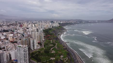 zona costera llamada "costa verde" con colinas verdes, edificios altos a la izquierda y el océano pacífico a la derecha