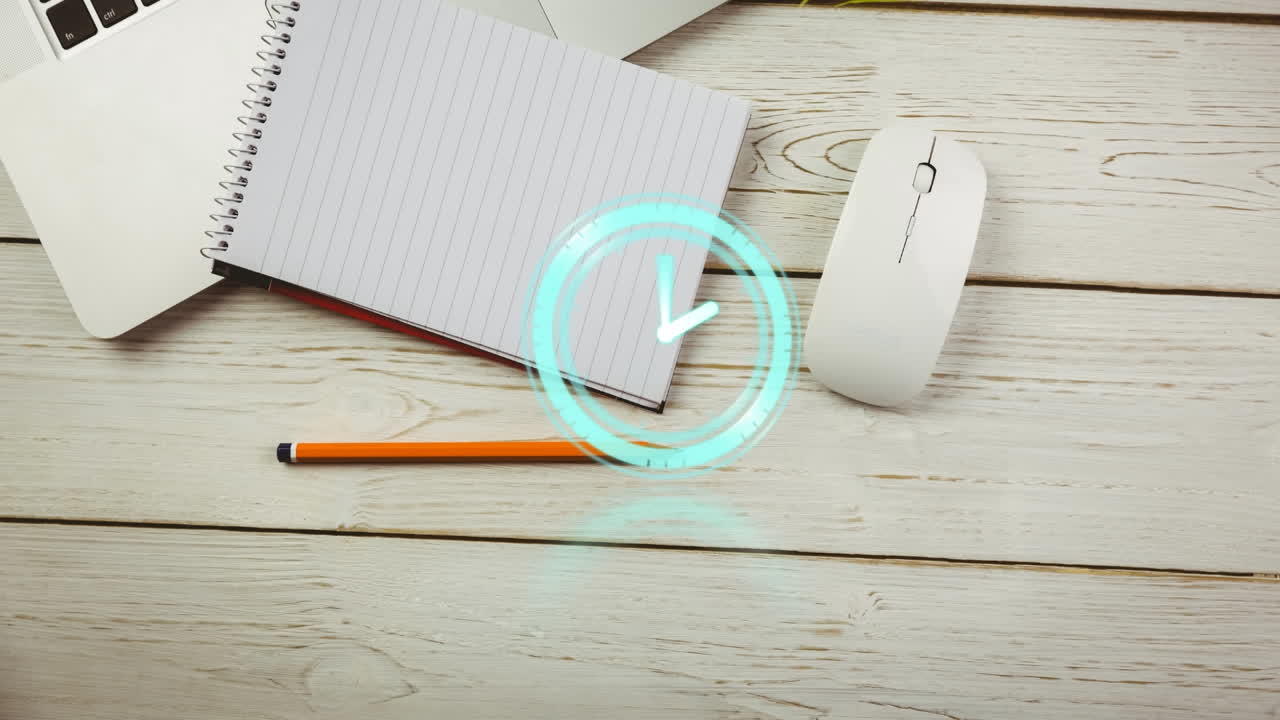 animación del reloj sobre el cuaderno y la computadora portátil en una mesa de madera