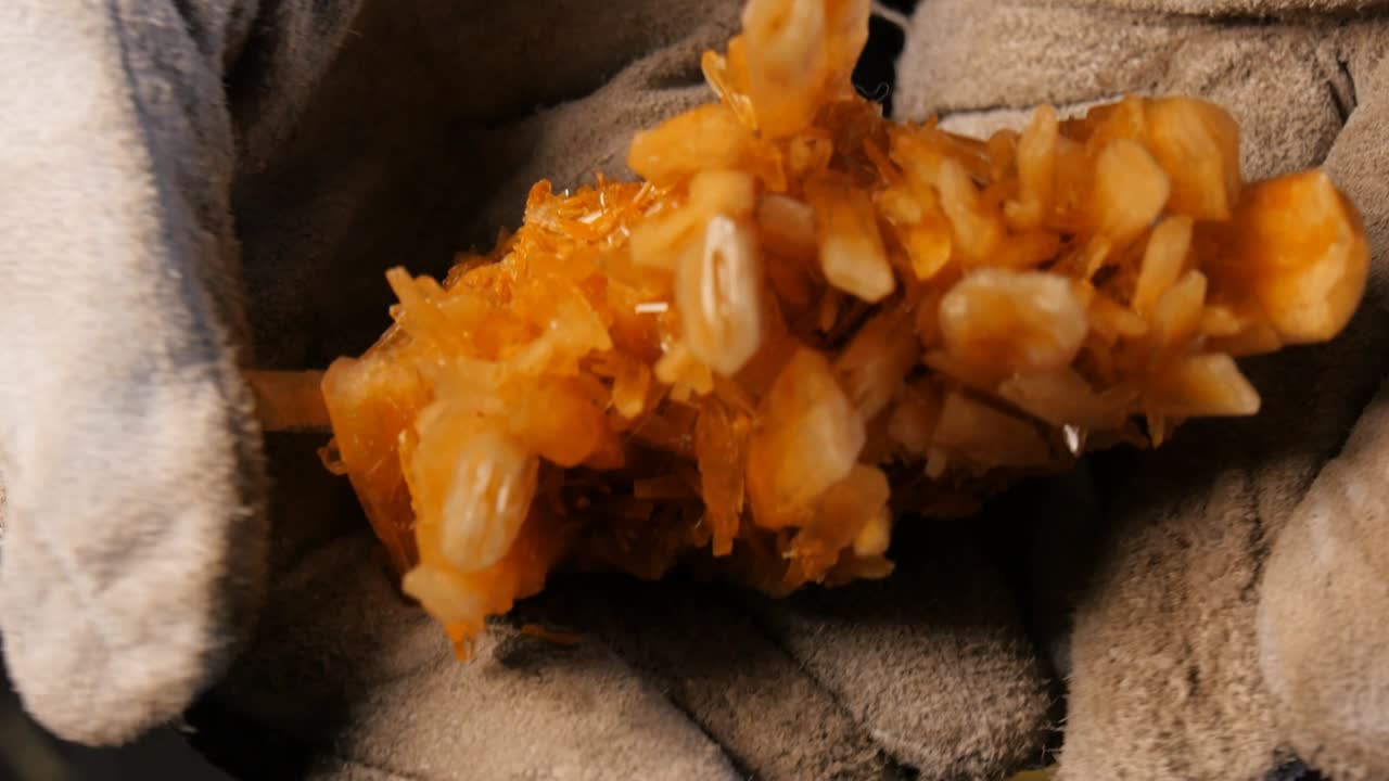 geólogo con la mano sosteniendo rocas minerales cristales de tierras raras