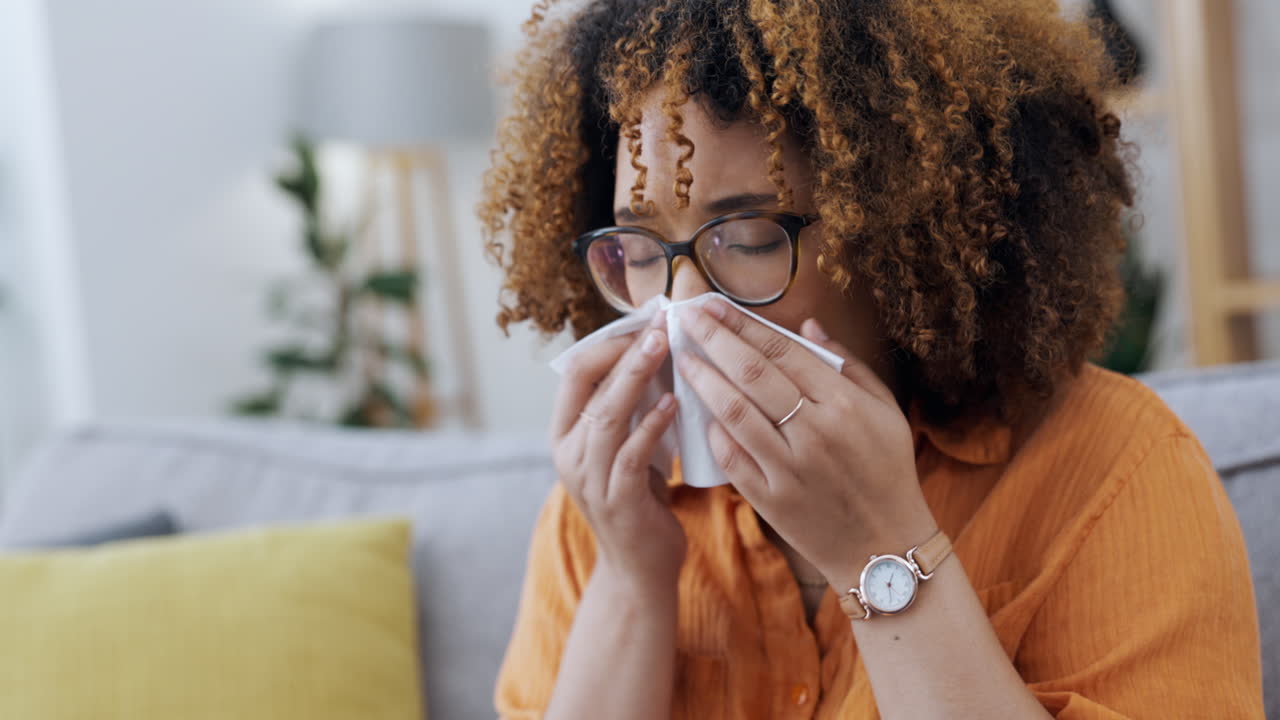 alergia, estornudo y mujer enferma soplando la nariz