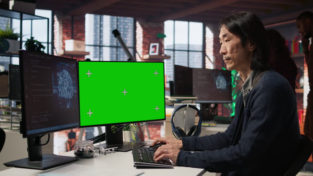 초록색 화면 컴퓨터에서 애플리케이션을 구축하는 스타트업 오피스 수석 개발자