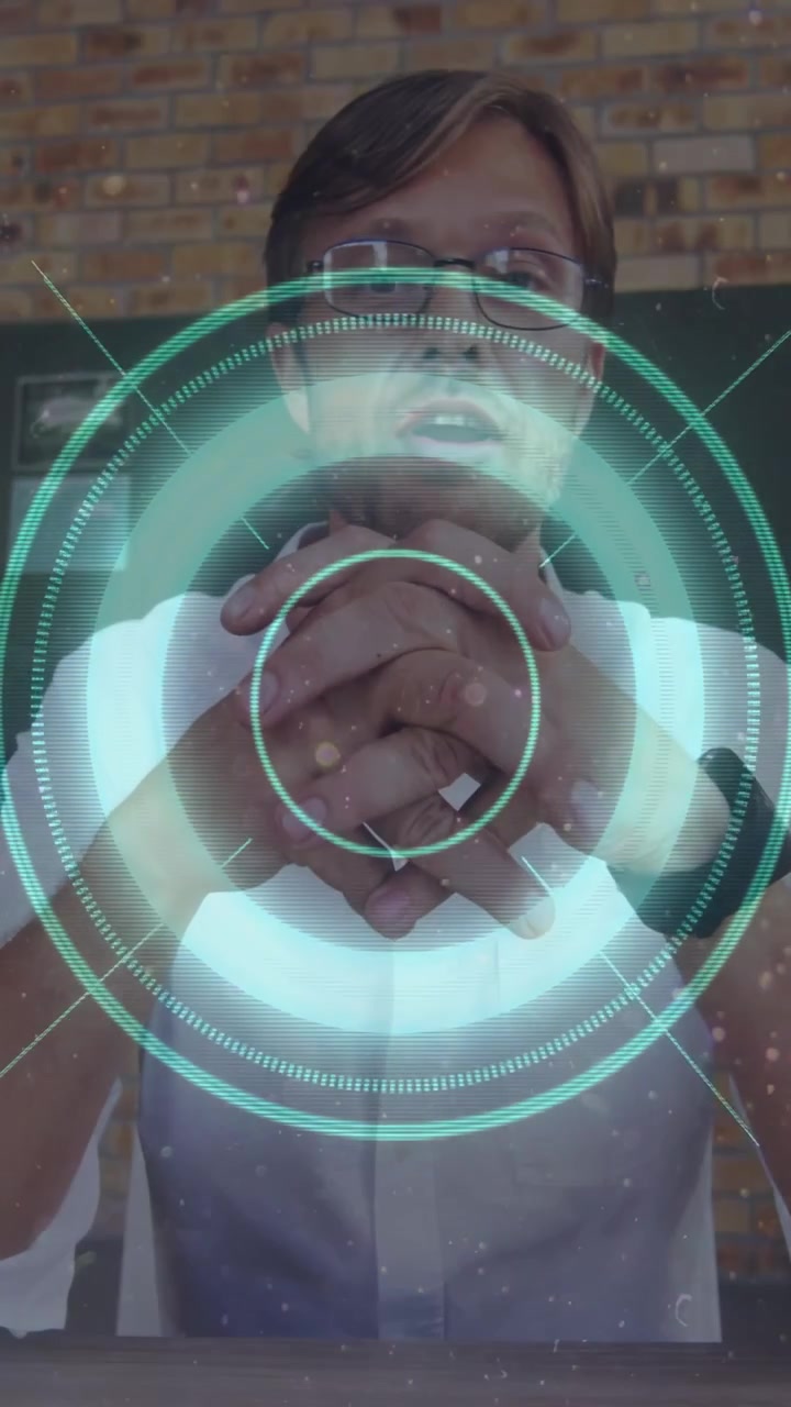Video verticale: Uomo seduto a un tavolo, con un'interfaccia HUD che appare sopra le mani, allineando lo spazio e presentando una demo tecnologica.