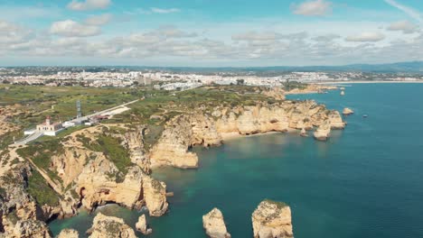 Leuchtturm-Ponta-Da-Piedade-Mit-Blick-Auf-Felsformationen-Und-Klippen