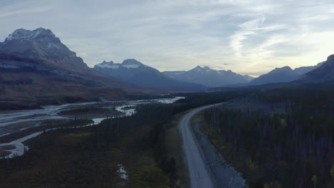 Carretera-Escénica-Con-Crestas-Rocosas-Macizas-En-El-Fondo-Cerca-De-Nordegg,-Alberta,-Canadá