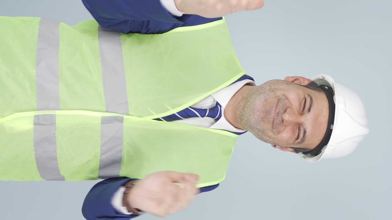 엔지니어가 열정적으로 박수를 치는 수직 비디오.