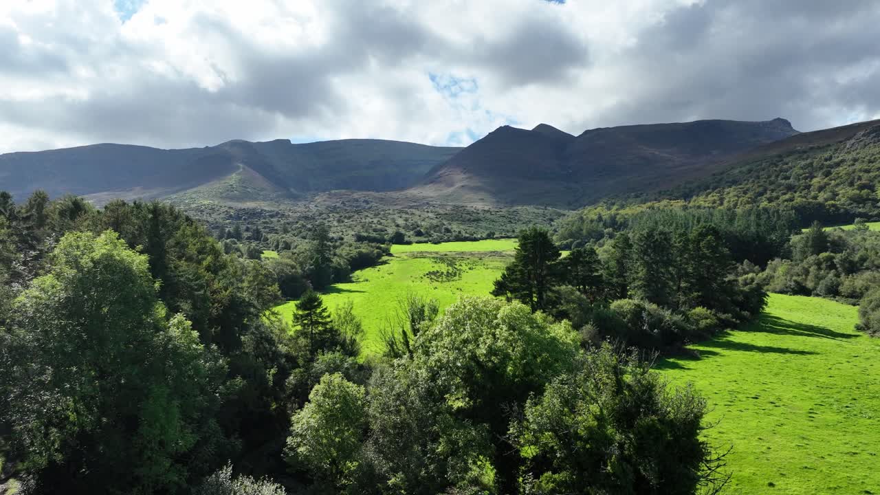 montañas comeragh waterford tarde en la noche sol en los pastos y prados por debajo de las montañas en una tarde de verano drone establecimiento de tiro