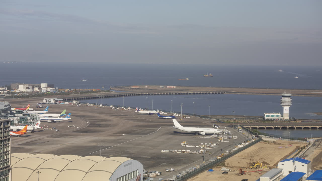 Lapso de tiempo de un aeropuerto costero concurrido con aviones y barcos