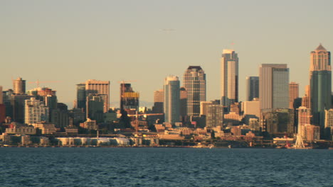 Pfanne-Der-Skyline-Von-Seattle,-Um-Die-Weltraumnadel-Zu-Enthüllen