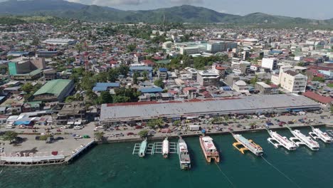 Boote-Im-Hafen-Von-Surigao-Del-Norte-Mit-Der-Geschäftigen-Stadt-Am-Meer