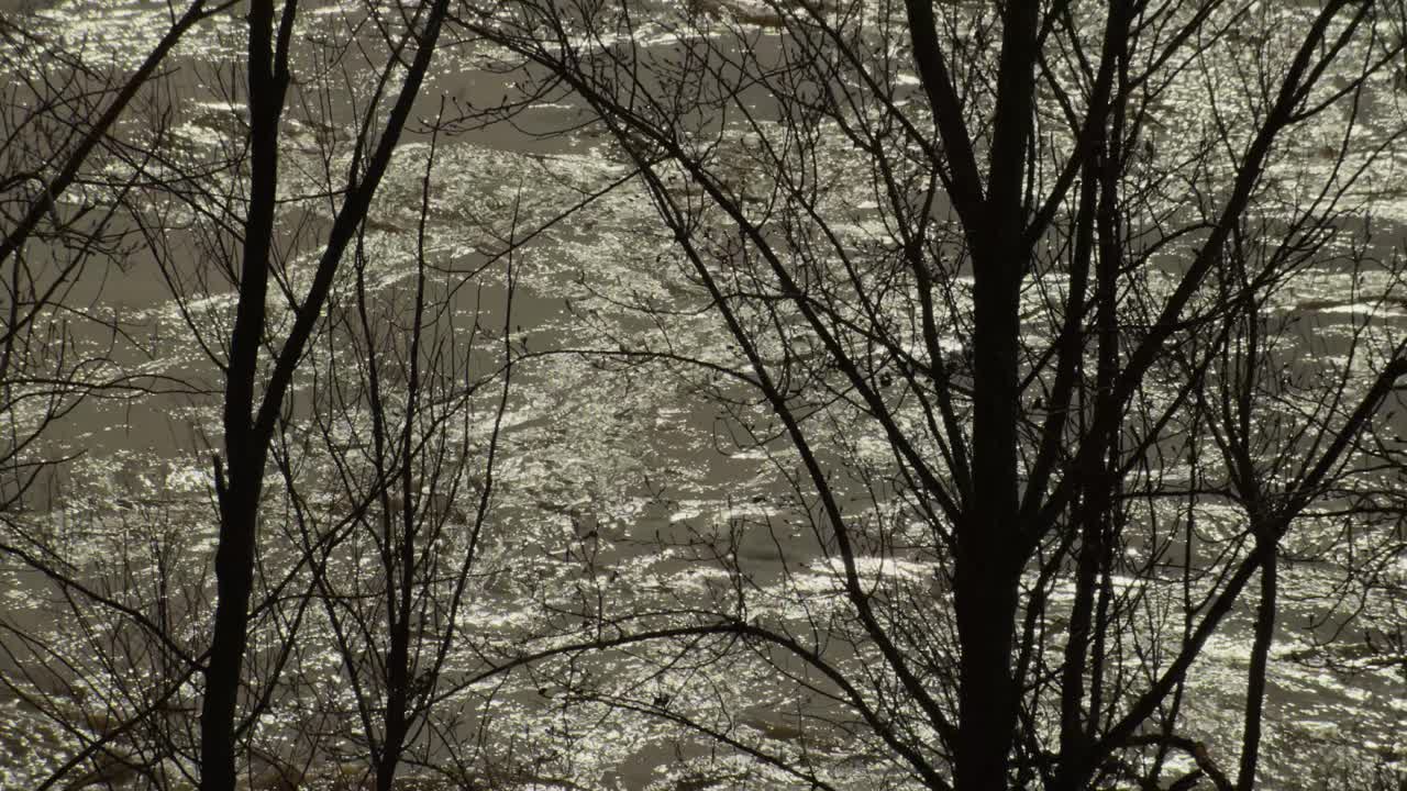 Dietro le tempeste e le inondazioni