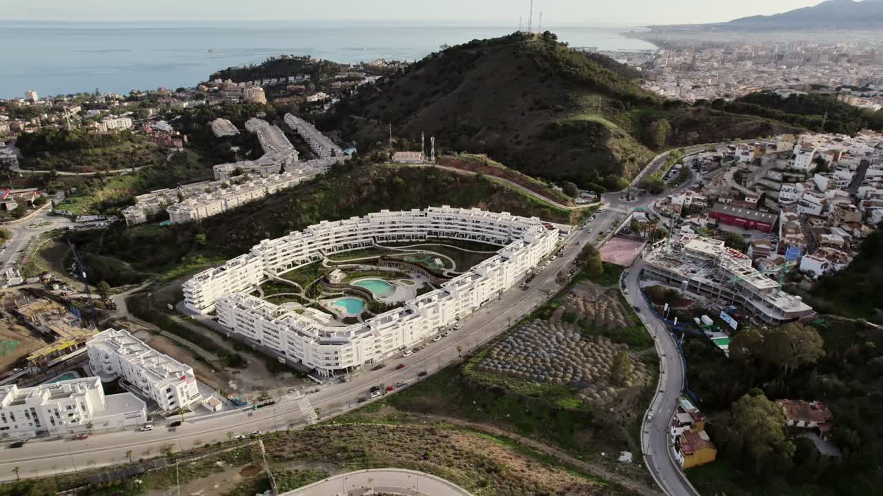 далекий взгляд с воздуха на дома серена, расположенные в престижной урбанизации colinas del limonar, эксклюзивном анклаве в столице малага