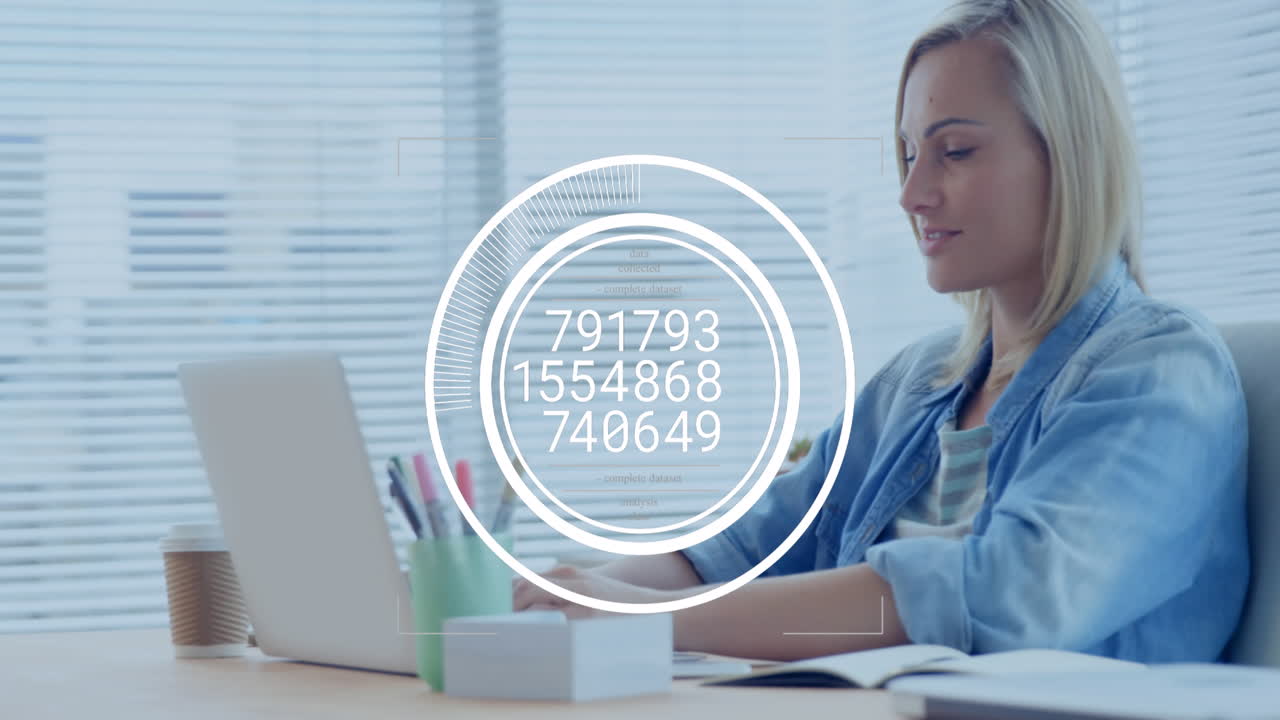 animación del procesamiento de datos sobre una mujer de negocios caucásica que usa una computadora portátil en la oficina