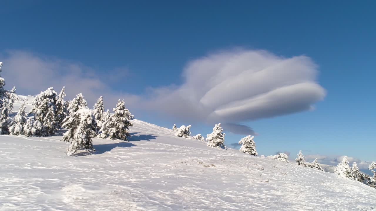 구름 이 있는 눈 인 산악 풍경