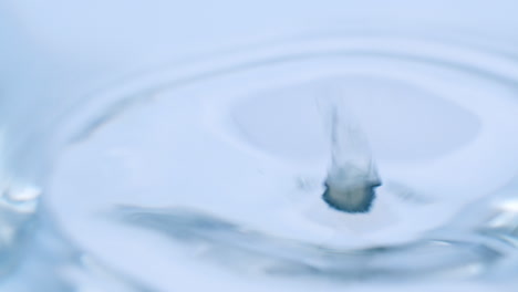 Close-up-macro-footage-of-water-movement-caused-by-droplets-and-create-ripples