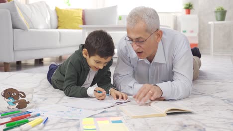 Vater-Hilft-Seinem-Studentischen-Sohn-Bei-Den-Hausaufgaben.