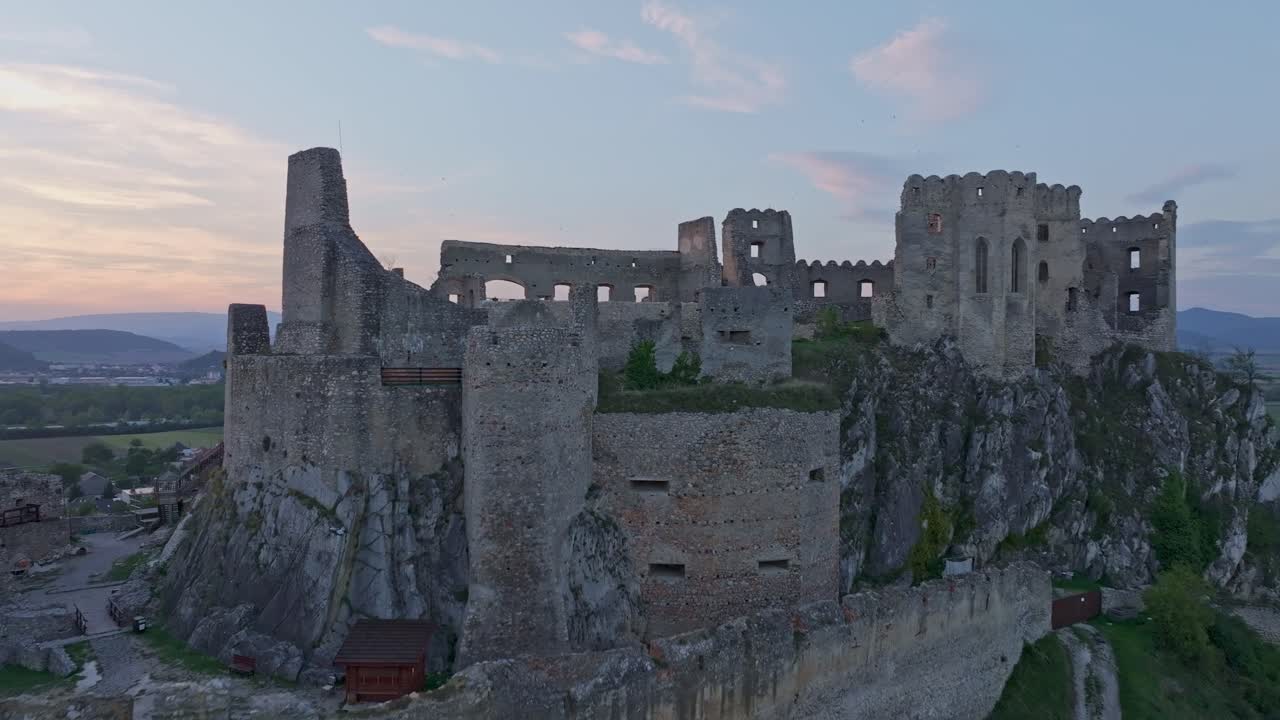 Ripresa aerea del Castello di Beckov che si erge fiero in storica solitudine