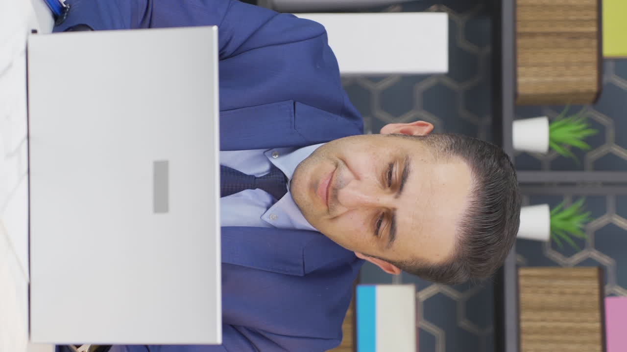 vídeo vertical de un hombre de negocios desmotivado infeliz y aburrido.