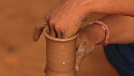 Töpfer-Stellt-Bei-Der-Arbeit-Keramikgeschirr-Her.-Indien,-Rajasthan.