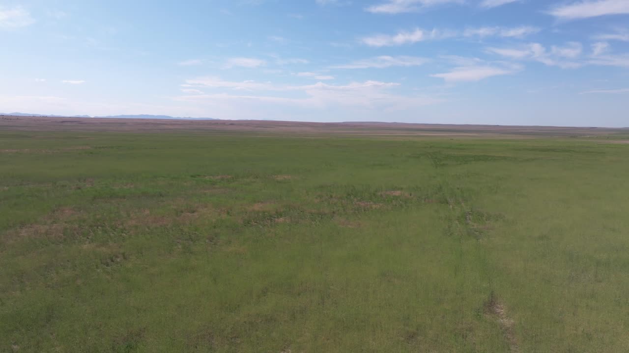 Bevægeligt droneoptagelse over åbne marker
