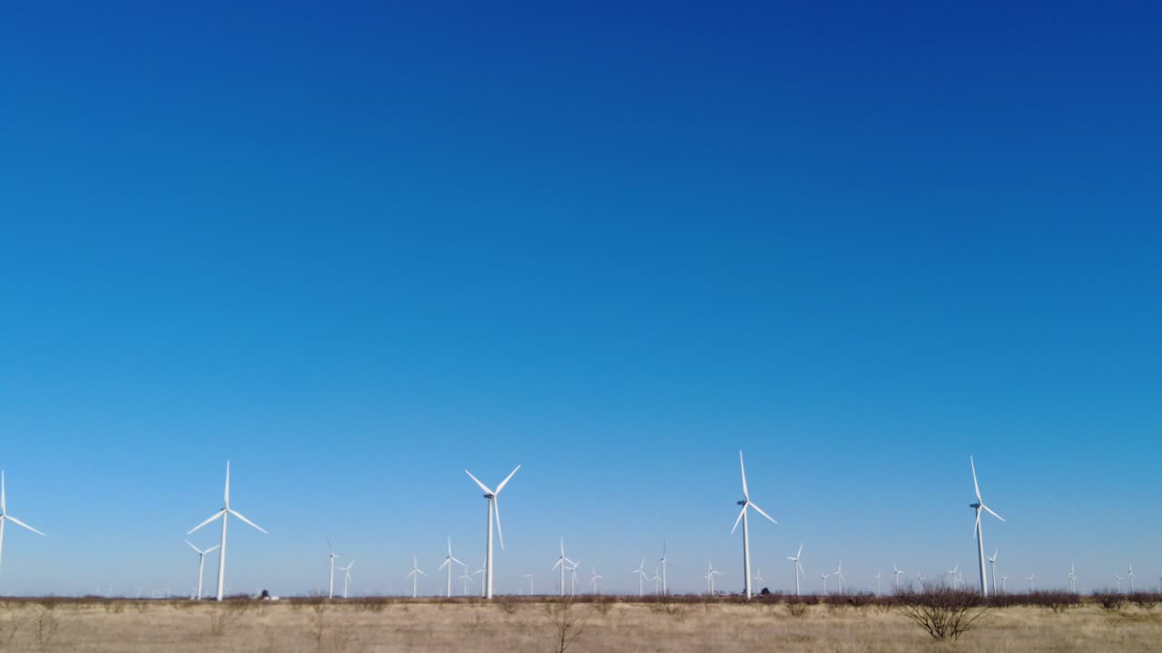 서부 텍사스의 시골 지역에 있는 한 줄의 풍력 터빈을 가로질러 천천히 패닝