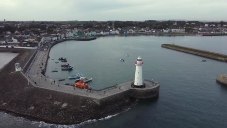 Vista-Aérea-De-La-Ciudad-De-Donaghadee-En-Un-Día-Nublado,-Condado-De-Down,-Irlanda-Del-Norte