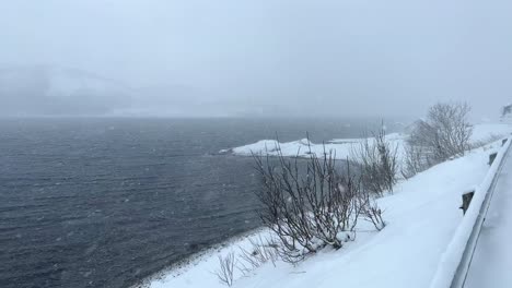 Vista-Del-Paisaje-Marino-Durante-Una-Fuerte-Tormenta-En-El-Invierno-Del-Norte-De-Noruega,-Tiro-Panorámico