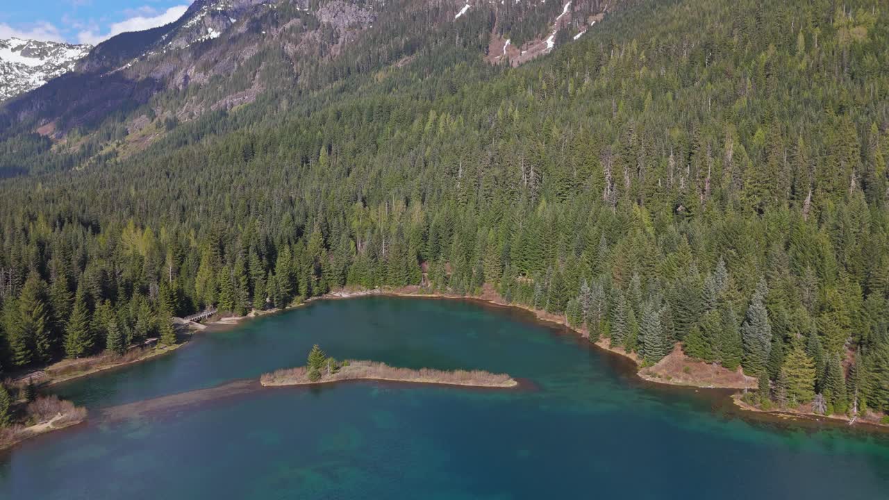 vista aérea del estanque de gold creek con bosque perenne y montaña en el fondo en el estado de washington