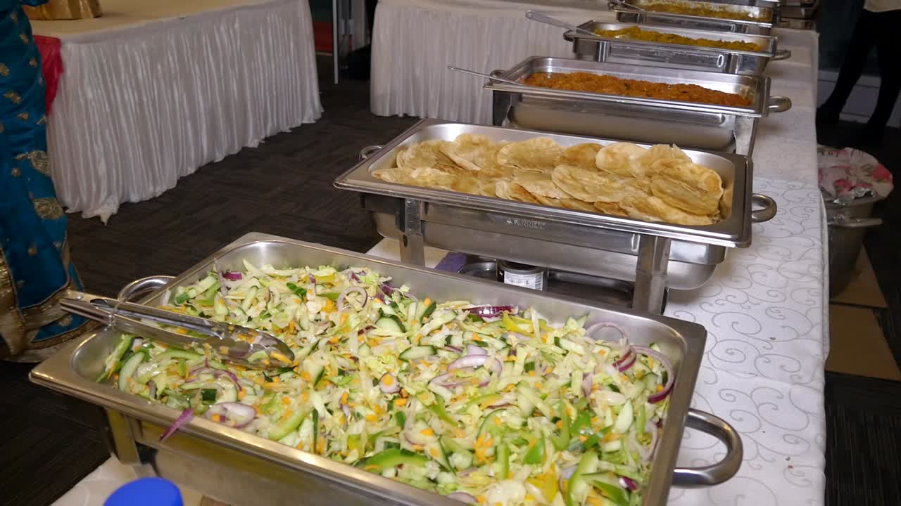 저녁 식사나 결혼 피로연에서 제공되는 맛있는 음식