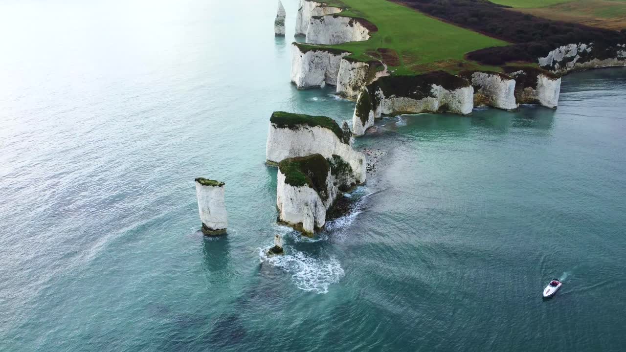 영국 퍼벡 섬에 있는 보트와 함께 오래된 해리 바위의 드론 샷