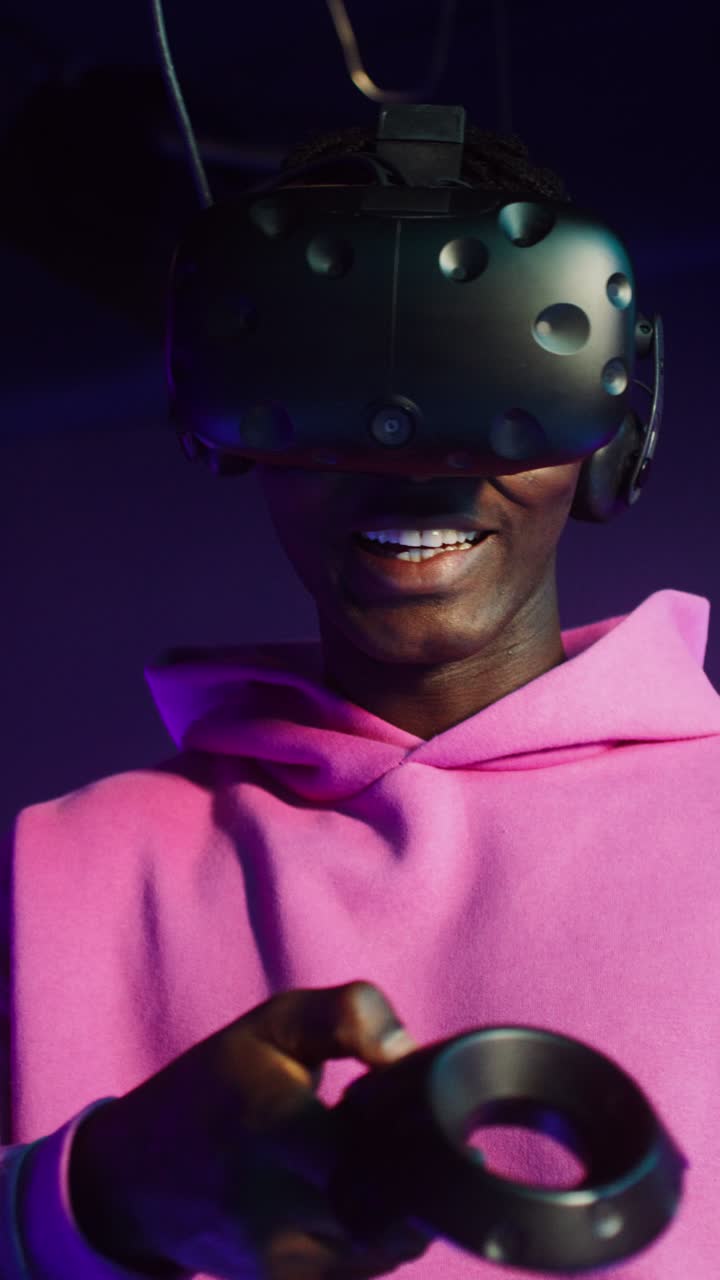 Uomo che usa le cuffie VR