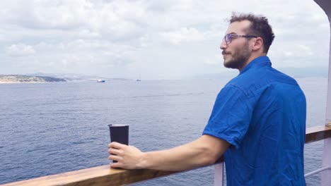 el hombre que viajaba en el ferry.