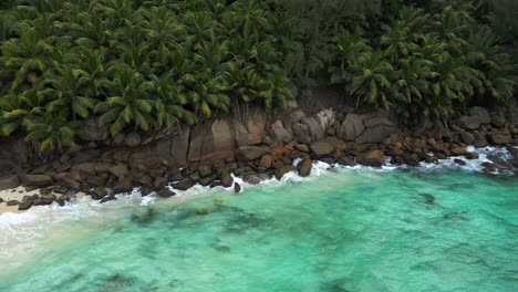 Mit-Einer-Drohne-Von-Oben-Gefilmte-Landschaften-Auf-Den-Seychellen,-Die-Das-Meer,-Felsen-Und-Palmen-Auf-Der-Hauptinsel-Mahe-Zeigen