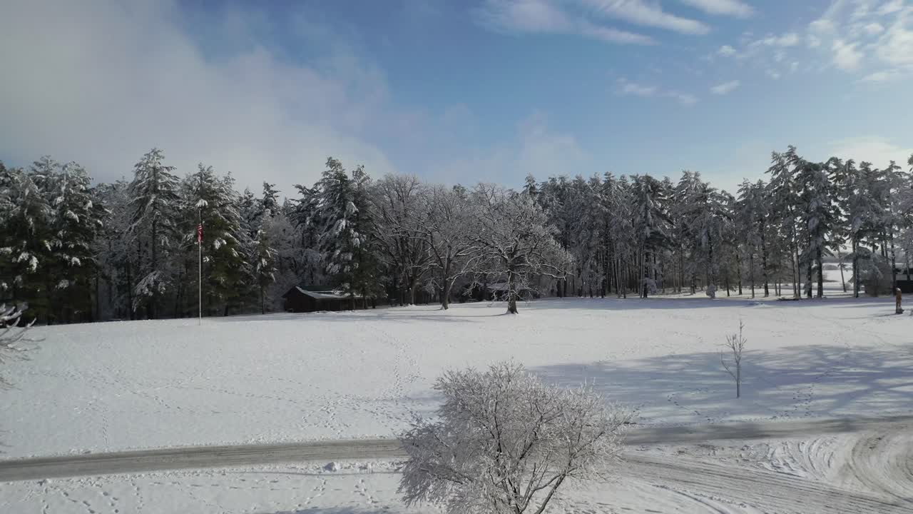 겨울 별장, 하늘을 날고 광활한 숲과 강을 드러내며 공중을 맴돌다