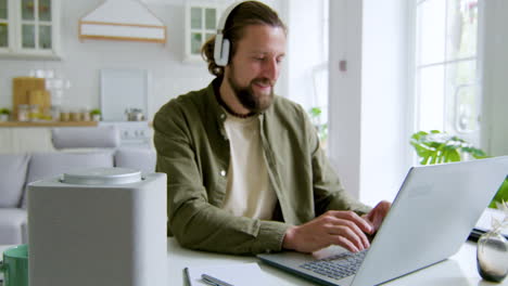 Close-up-view-of-smart-speaker-on-a-desk