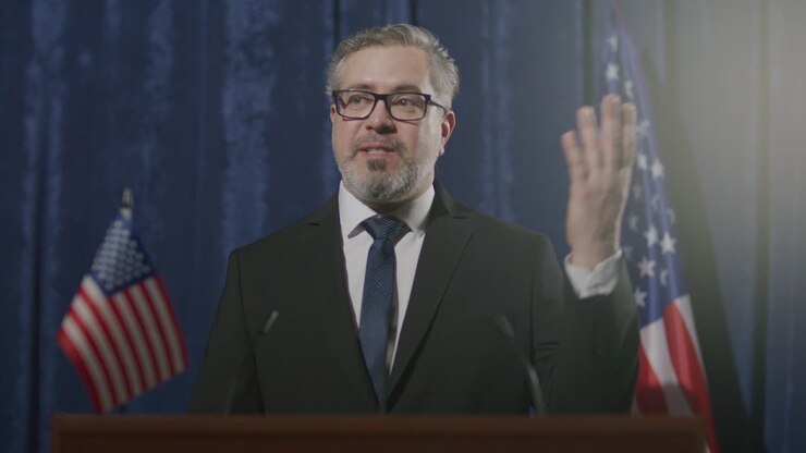 Funzionario pubblico che parla a una conferenza stampa politica americana