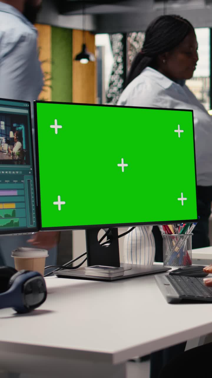 Video verticale: schermo verde, flusso di lavoro di software di editing, filmmaker che taglia clip grezze
