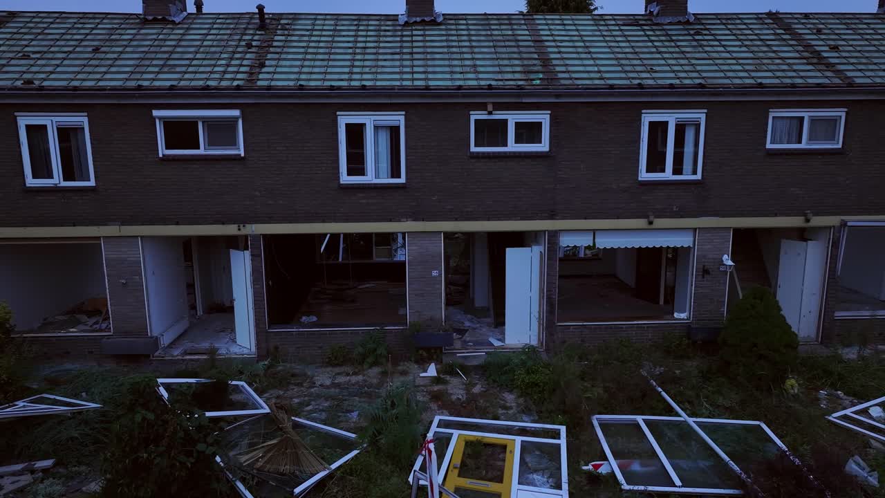 헨드릭-이도-암바흐트 (hendrik-ido-ambacht) 의 손상된 주거 구역의 공중 촬영