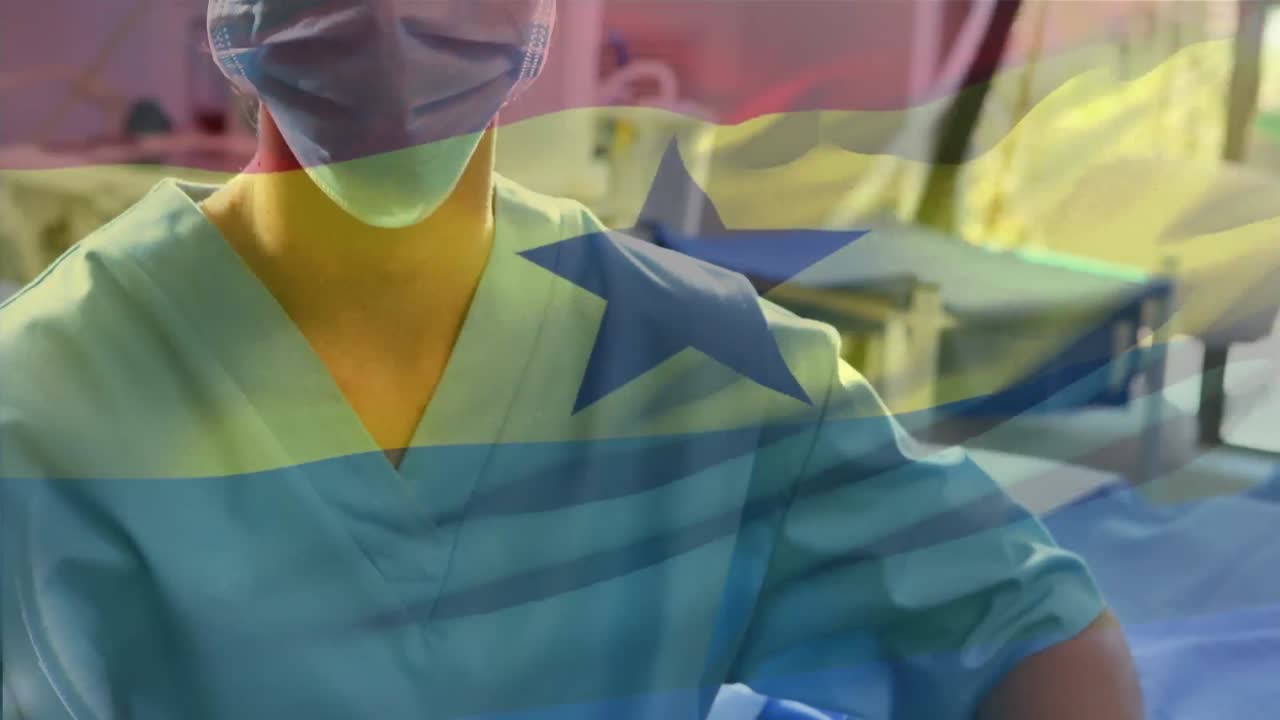 Animazione della bandiera del Ghana che sventola sopra una chirurgo donna in sala operatoria