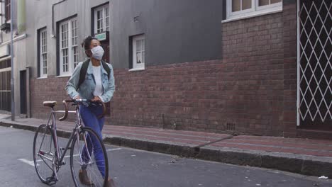 Mujer-Con-Máscara-Médica-De-Coronavirus-Caminando-Por-La-Calle