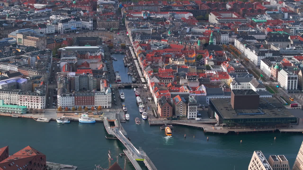Tæt luftbilledeskud med kamerakørsel af Nyhavn København