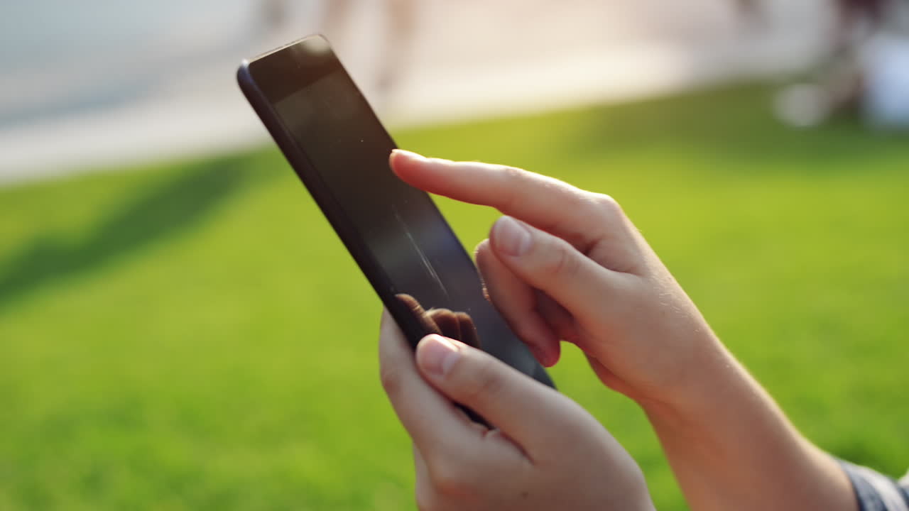 디지털 태블릿 컴퓨터 터치스크린을 사용하는 클로즈업 여성의 손