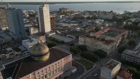 Luftdrohnenaufnahme-Der-Hauptstadt-Manaus,-Amazonas,-Amazonas-Theater,-Flussufer-Und-Nachbarschaftslandschaft,-Sehenswürdigkeiten,-Historisches-Zentrum-Der-Hauptstadt