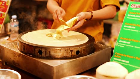 vendedor callejero preparando crepes de plátano en phuket, tailandia