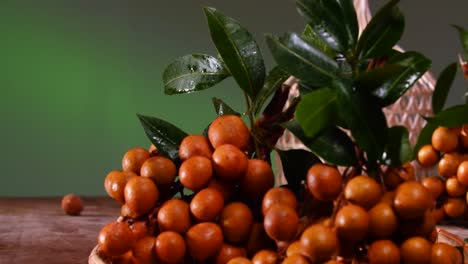 un ramo de frutas frescas de longan, dispuestas