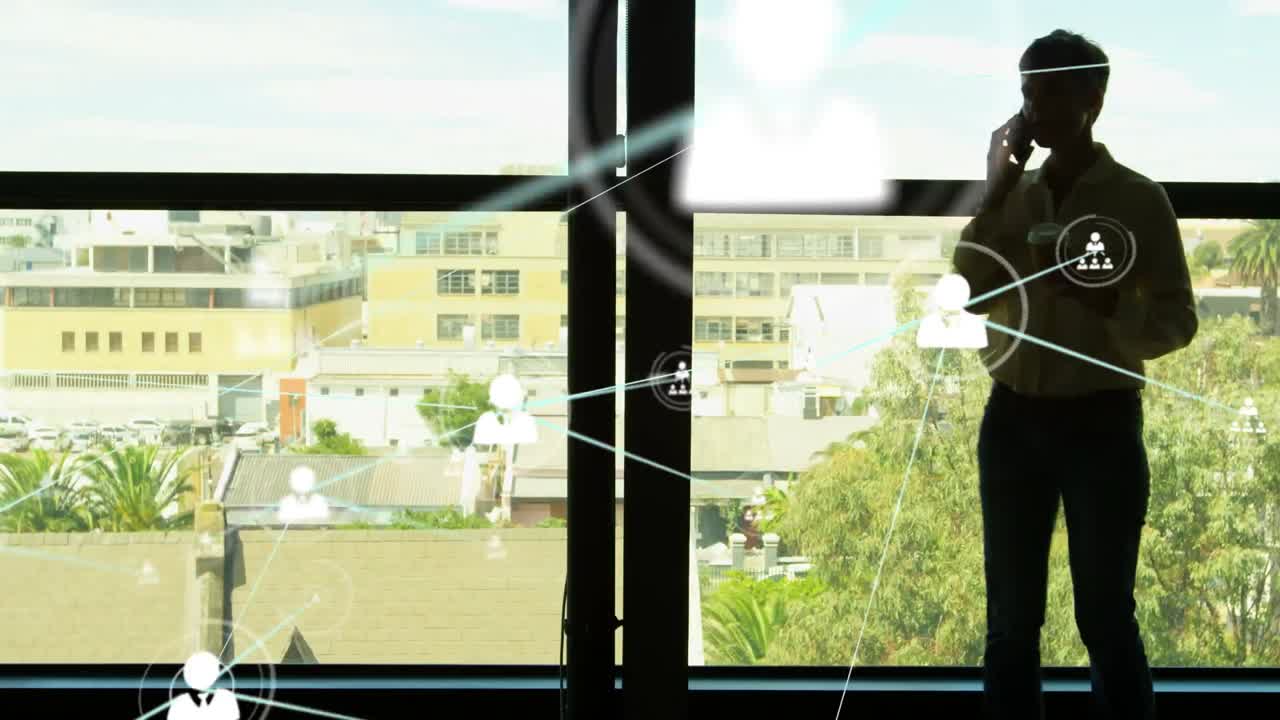 스마트 폰으로 이야기하는 백인 사업가 여성에 대한 아이콘과 연결 네트워크의 애니메이션