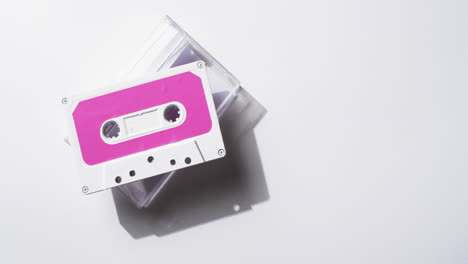 de cinta de video retro con etiqueta rosa y caja clara con espacio de copia en fondo blanco