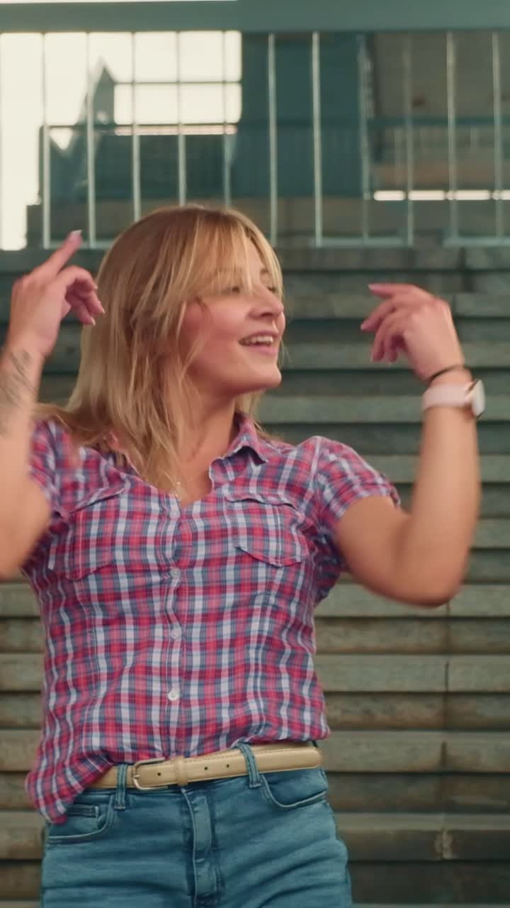 mujer bailando en las escaleras