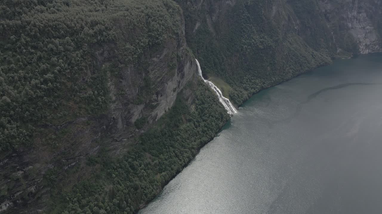 노르웨이의 게이랑거 피오르드 (geiranger fjord) 에 있는 스웨이터 폭포 주변에서 촬영된 공중 사진