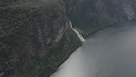 punto de interés aéreo filmado alrededor de la cascada suitor en el fiordo de geiranger, noruega